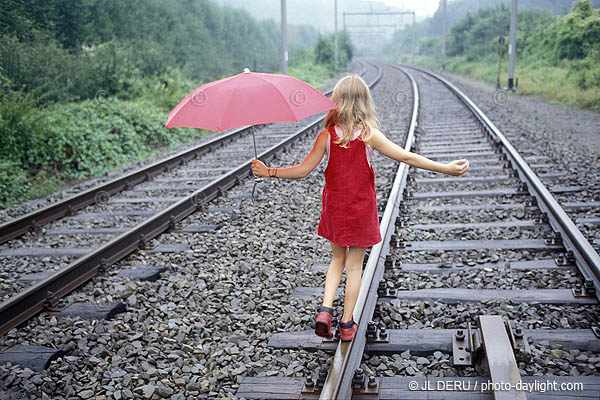 petite fille sur le chemin de fer - little girl on the railways